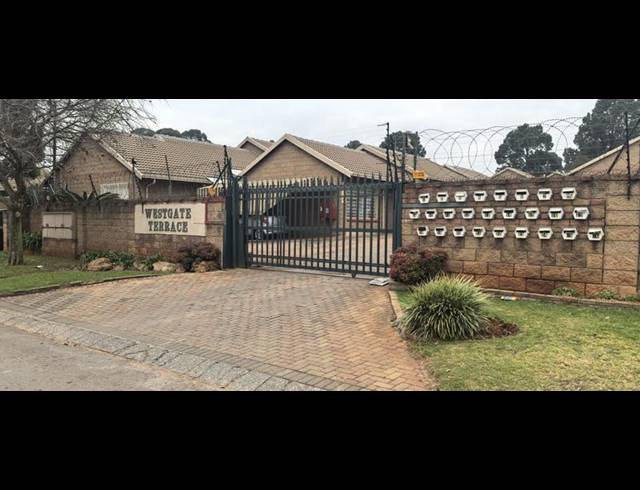 2 BEDROOM TOWNHOUSE FOR SALE IN LINDHAVEN